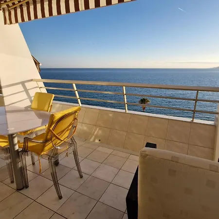 Front De Sea Front Apartment *